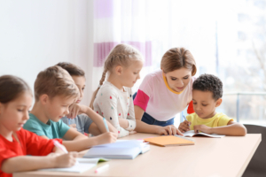 CLASSE DI BAMBINI CON MAESTRA